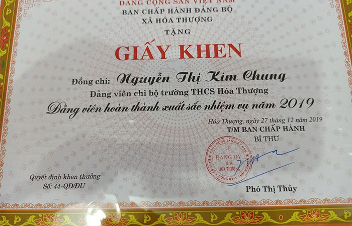 Giấy khen Đảng viên vector